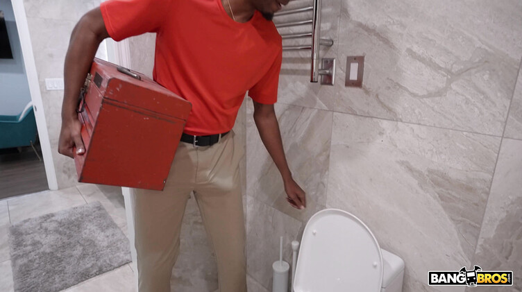 Kaby Snow: Негр сантехник ебет большим членом пышную Луну Ангел