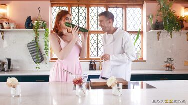 Дэнни Ди жарит рыжую сочную милфу Абигейл Моррис на столе в кулинарном шоу