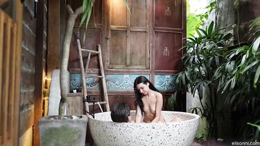 Элисонни и ее парень трахаются в спа ванне на Бали