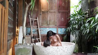 Элисонни и ее парень трахаются в спа ванне на Бали
