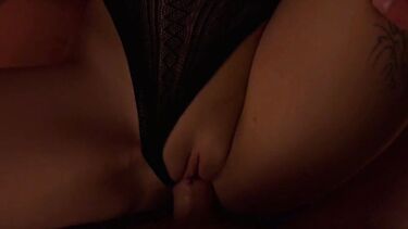 Соблазнение: Молодая мачеха зашла ночью к пасынку и соблазнила его на секс