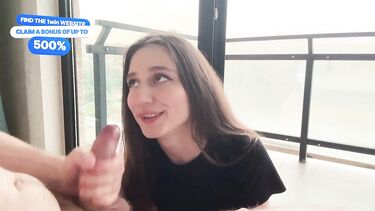 ВериСексиДаша в джинсовых шортах трахается с кривым членом и получает кончу в рот