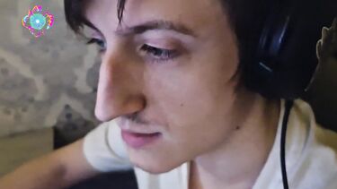 Озабоченная русская сестра соблазнила брата геймера на потрахаться