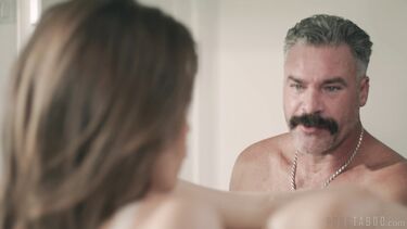 Страстная наездница: Дочь незаметно подменила собой резиновый мастурбатор, и папа ее трахнул