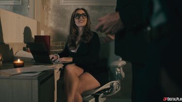 Страстное порно: Пухлая милфа Кира Фокс трахается с коллегой в кабинете начальника