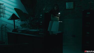 Пухлая милфа Кира Фокс трахается с коллегой в кабинете начальника