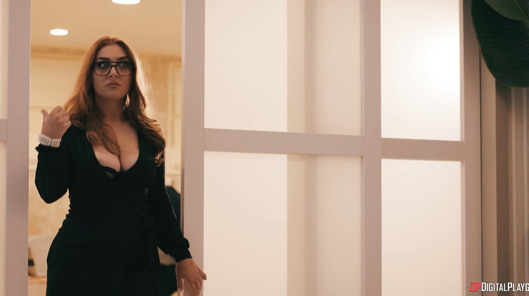 Полные: Пухлая милфа Кира Фокс трахается с коллегой в кабинете начальника