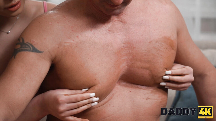 Молодая и красивая Анна Белла трахается со зрелым папашей своего парня