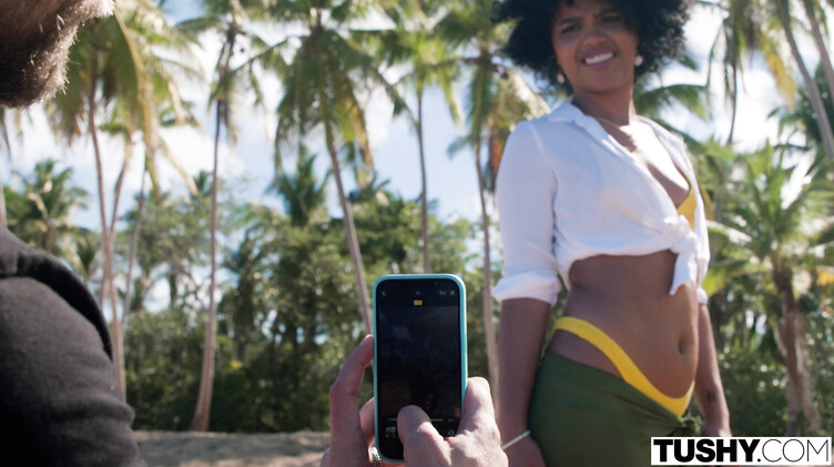 Фотограф трахает красивую попку кудрявой мулатки Селвы Лапиедра