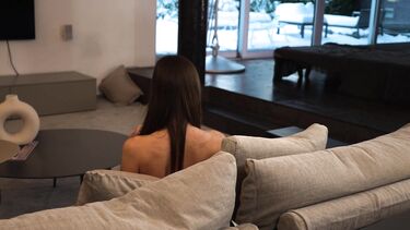 Трахает милфу Анжелику Херт и кончает на ее ножки