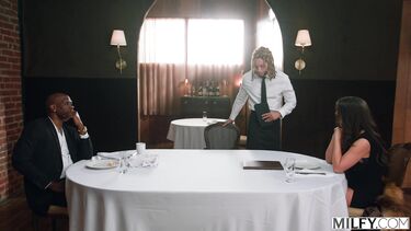 Муж негр делится своей белой женой сексвайф с другим мужчиной