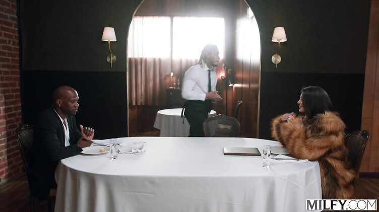 Муж негр делится своей белой женой сексвайф с другим мужчиной