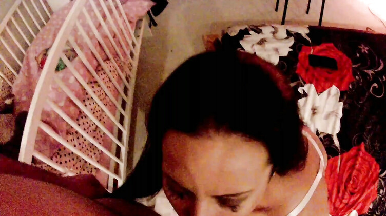 Сексвайф Вероника развлекается, пока мужа нет дома и снимает видео отчет