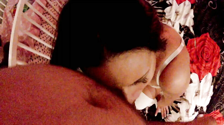 Сексвайф Вероника развлекается, пока мужа нет дома и снимает видео отчет