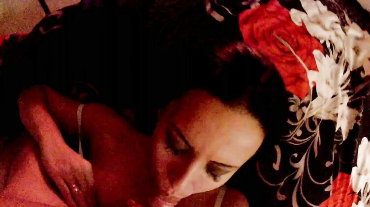 Сексвайф Вероника развлекается, пока мужа нет дома и снимает видео отчет