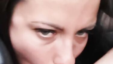 Русская сексвайф Вероника сосет член иностранцу в машине