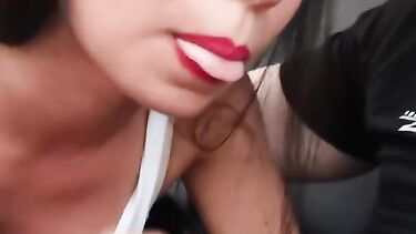 Русская сексвайф Вероника сосет член иностранцу в машине