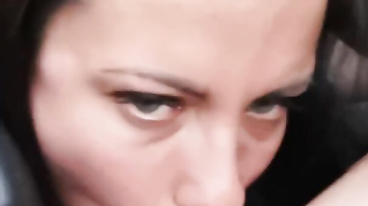 Русская сексвайф Вероника сосет член иностранцу в машине