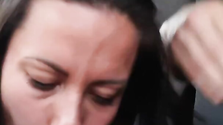 Русская сексвайф Вероника сосет член иностранцу в машине