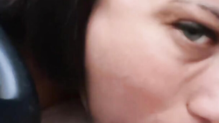 Русская сексвайф Вероника сосет член иностранцу в машине