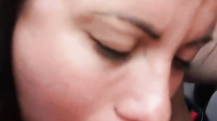 Русская сексвайф Вероника сосет член иностранцу в машине