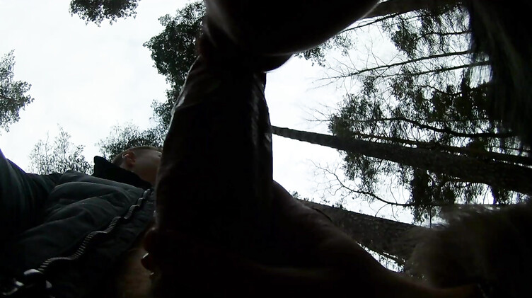 Сексвайф Вероника Чешире сосет член зимой в лесу новому любовнику