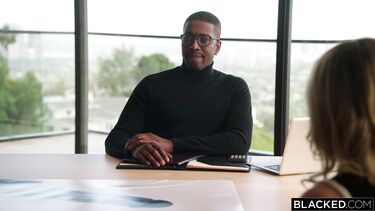 Жена нимфоманка трахается со всеми подряд - сегодня с негром психологом