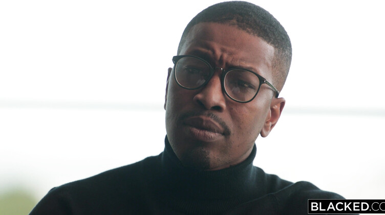 Жена нимфоманка трахается со всеми подряд - сегодня с негром психологом