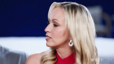 Брутальный куколд наблюдает, как его сексвайф трахается с негром с большим хуем