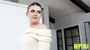 Молодая девушка изменяет парню с фотографом на эротической фотосессии