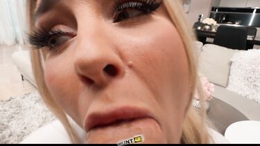 Куколд смотрит и страдает, как жена расплачивается пиздой за долги по квартире