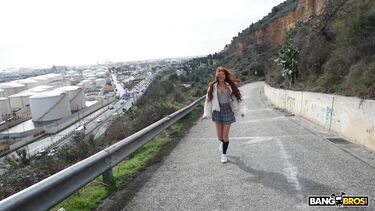 Заводная англичанка Атланта Морено трахается на улице с латиносом с видом на порт Барселоны