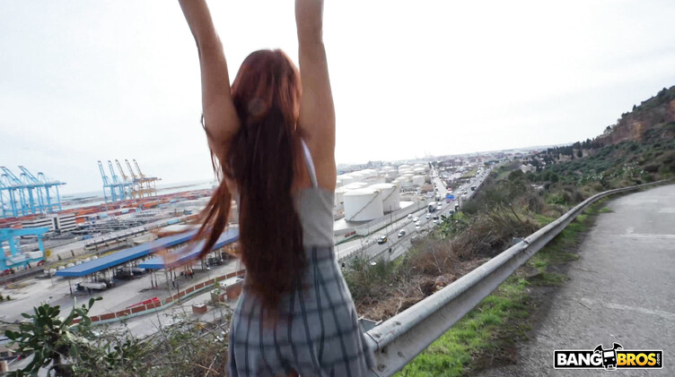 Заводная англичанка Атланта Морено трахается на улице с латиносом с видом на порт Барселоны