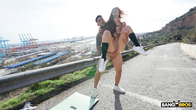 Публичное порно: Заводная англичанка Атланта Морено трахается на улице с латиносом с видом на порт Барселоны