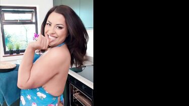 Джорди ебет целлюлитную пухлую мамашу Коко Рейнс на кухне