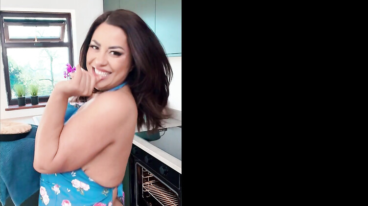 Джорди ебет целлюлитную пухлую мамашу Коко Рейнс на кухне