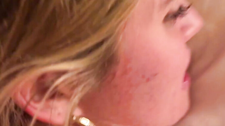 Минет в сауне и анал в номере отеля с Энджи Файт