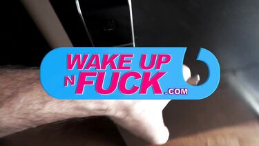 Анальный МЖМ Луны Долл и моча в рот на утро после кастинга Вудмана