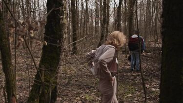 При муже: Сексвайф Ольга Орлова трахается с двумя незнакомцами в лесу при муже (грязные диалоги)