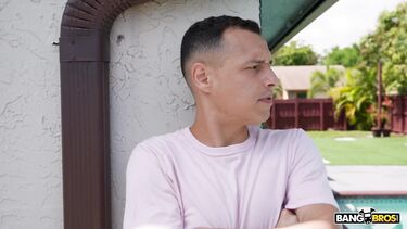 Секс с жопастой соседкой Вивиан Тейлор в масле