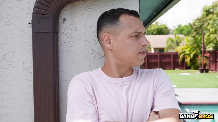 Секс с жопастой соседкой Вивиан Тейлор в масле