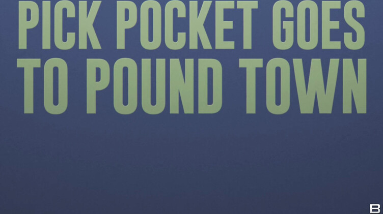 Джонни Лав трахает жопастую Вивиан Тэйлор в общественном туалете