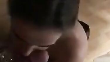 Ксения медленно и нежно сосет член ебаря крупным планом