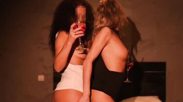 Русская сексвайф Рил Фил трахается с лесбиянкой со страпоном