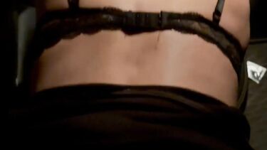 Хотвайф Джесс по-быстрому трахается с любовником в машине