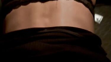 Хотвайф Джесс по-быстрому трахается с любовником в машине