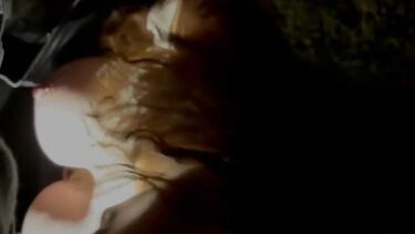 Хотвайф Джесс по-быстрому трахается с любовником в машине