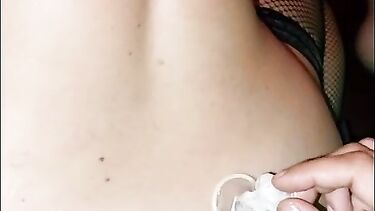 Друзья мужа ебут Алину сексвайф в рот и пизду в гандонах