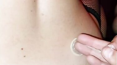 Друзья мужа ебут Алину сексвайф в рот и пизду в гандонах