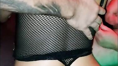 Друзья мужа ебут Алину сексвайф в рот и пизду в гандонах